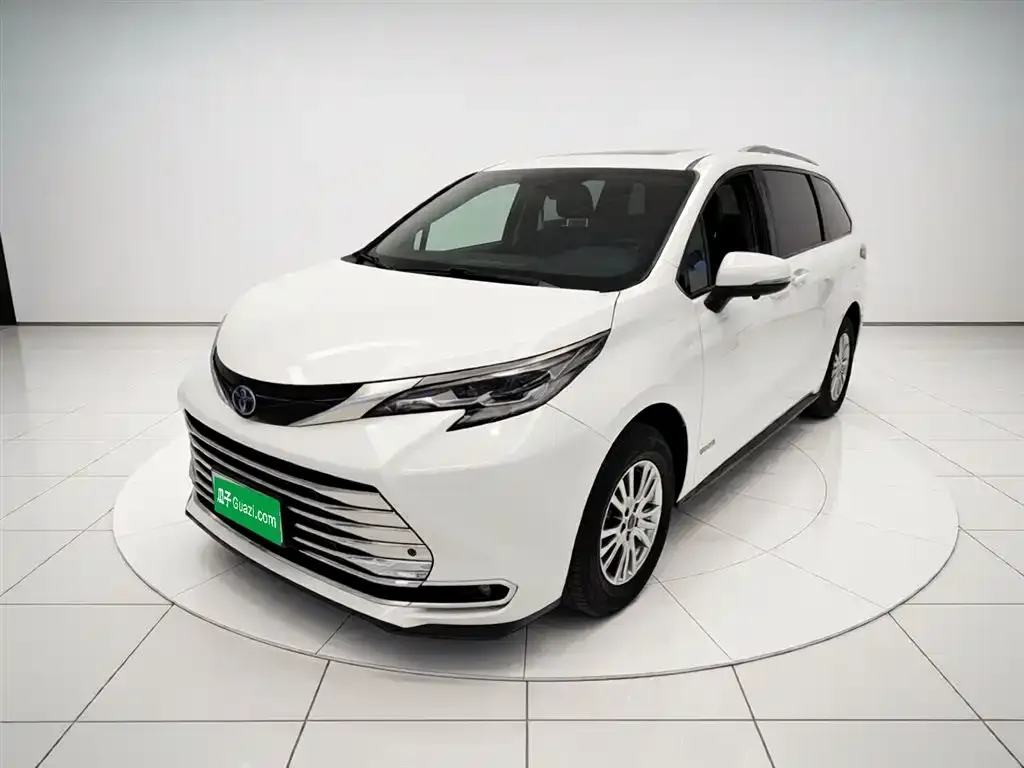Toyota Sienna — фото 1