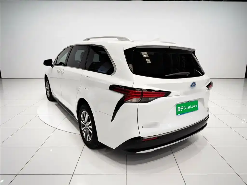 Toyota Sienna — фото 2
