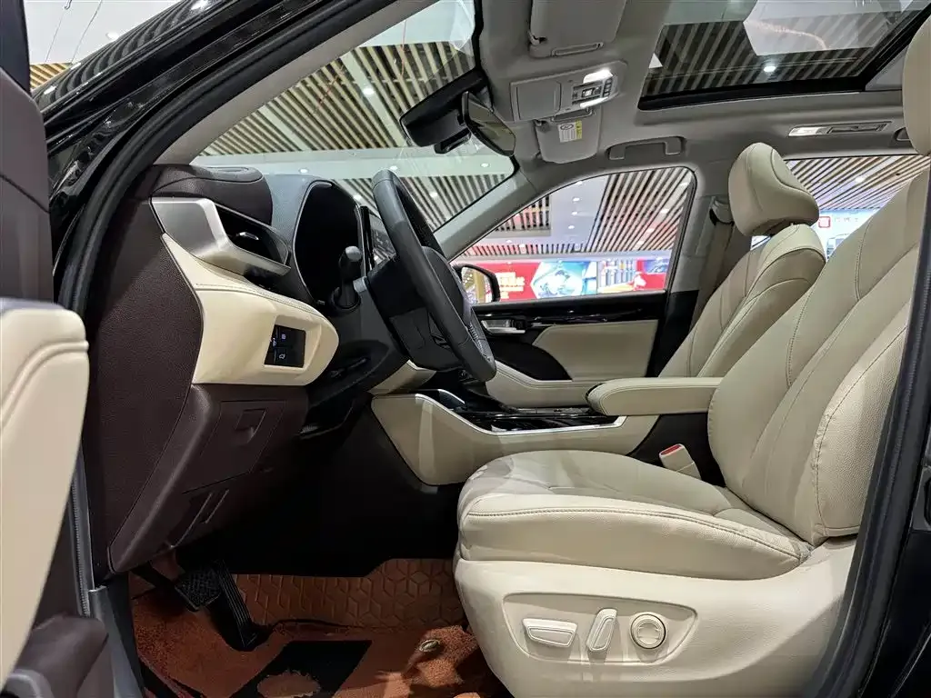 Toyota Highlander — фото 10
