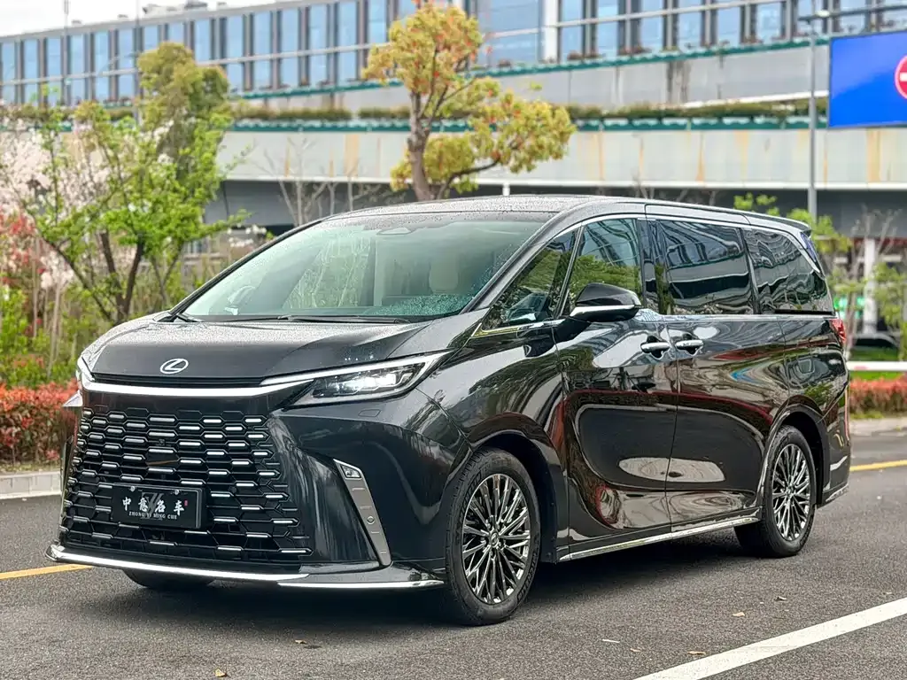 Lexus LM — фото 1