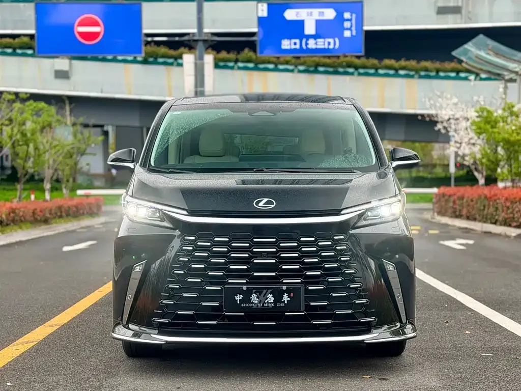 Lexus LM — фото 5