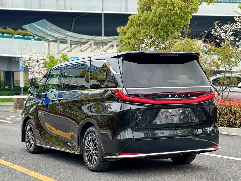 Lexus LM — фото 10