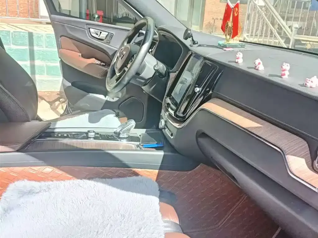Volvo XC60 — фото 4