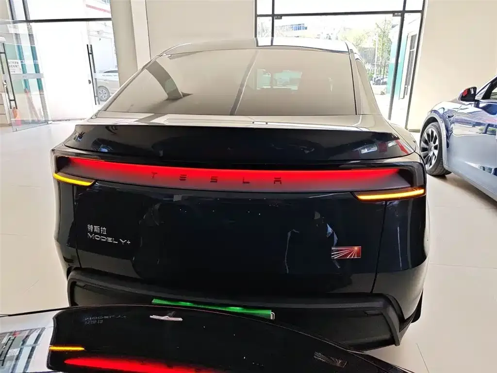 Tesla Model Y — фото 10