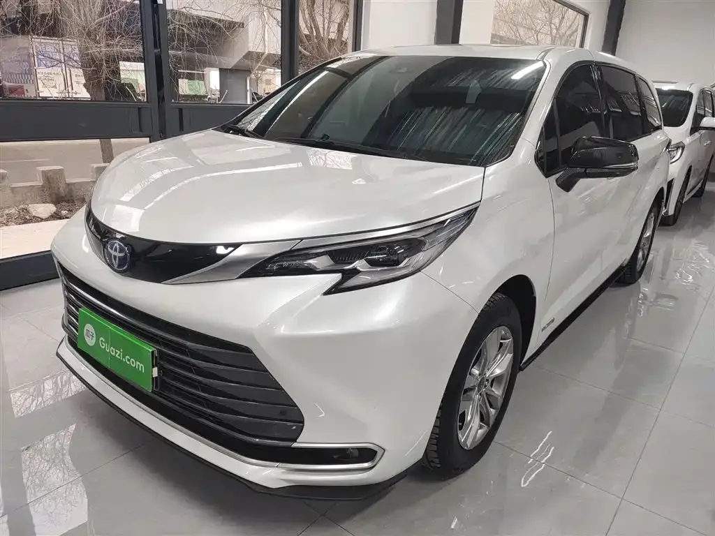 Toyota Sienna — фото 1