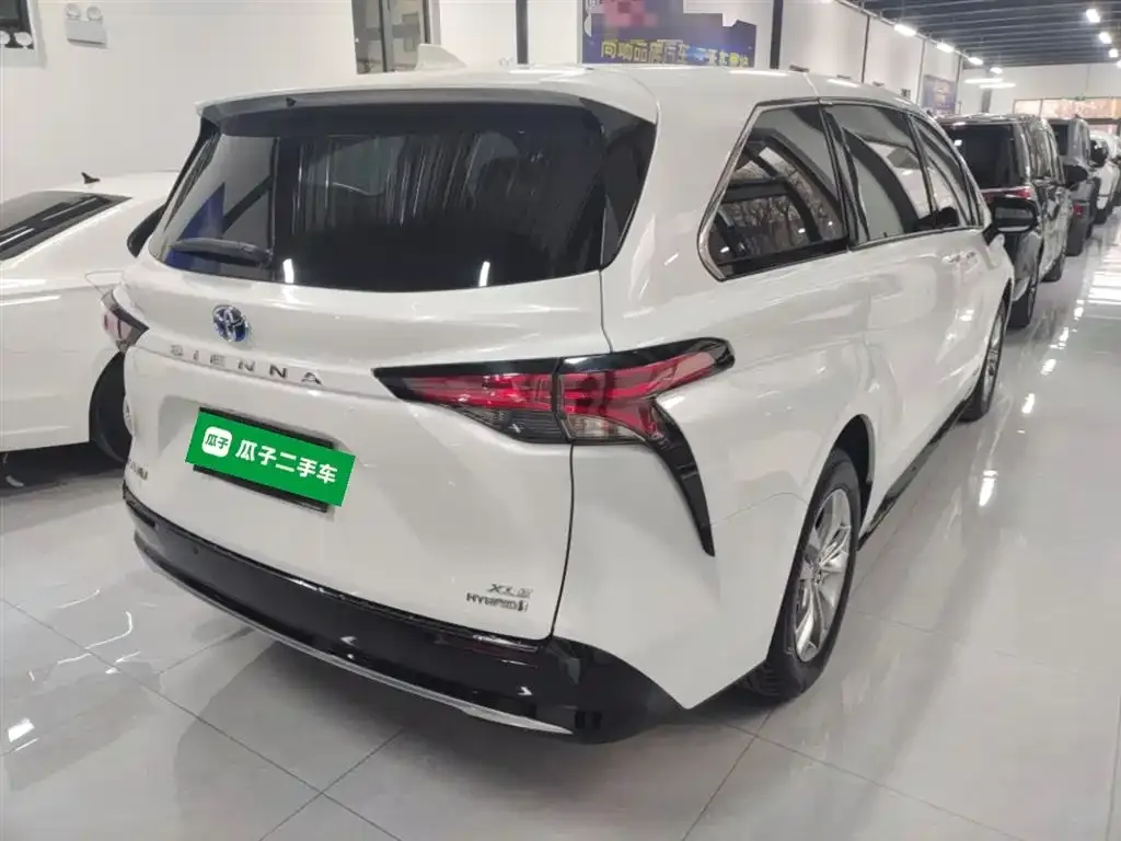 Toyota Sienna — фото 10