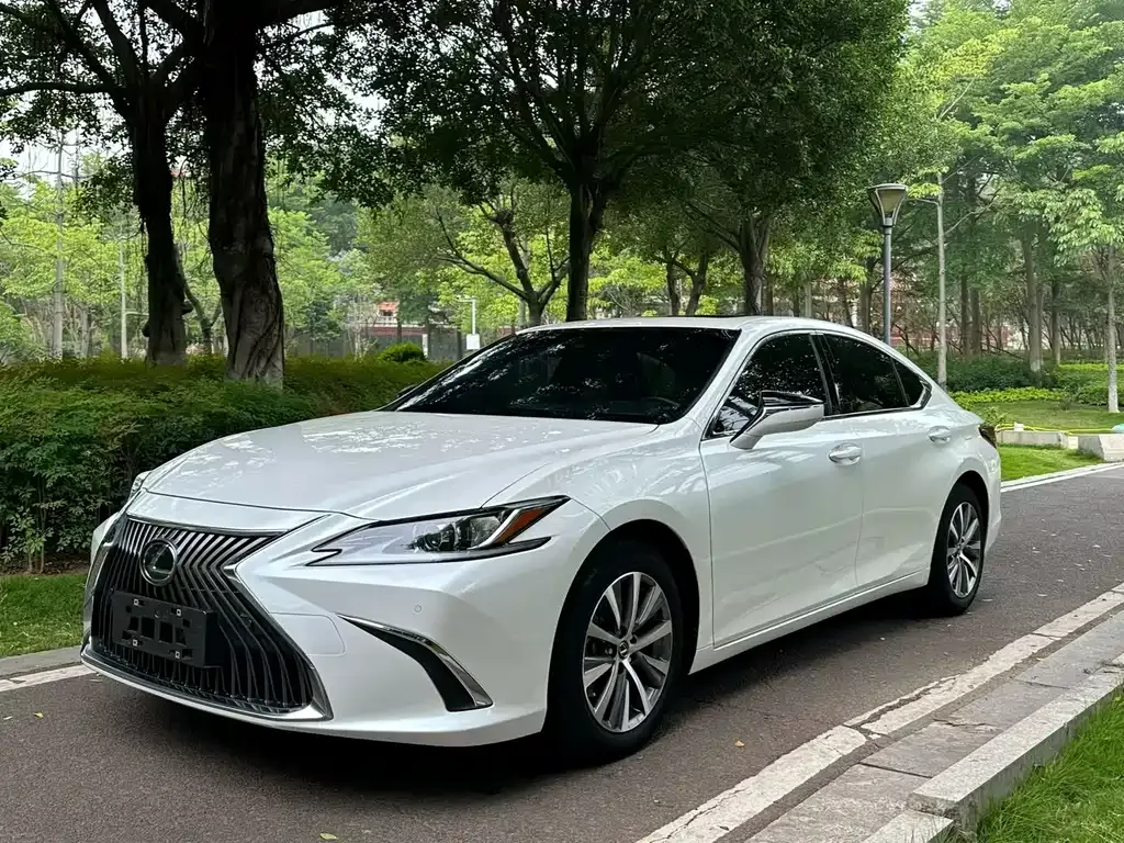 Lexus ES — фото 1