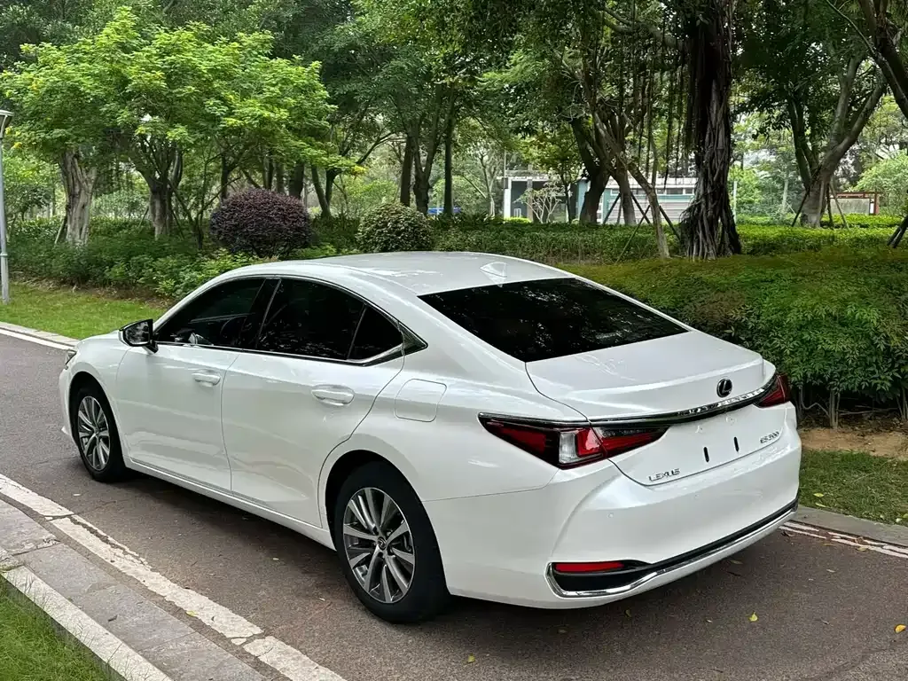 Lexus ES — фото 8