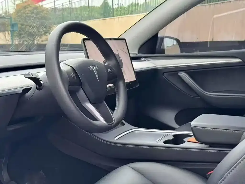 Tesla Model Y — фото 9