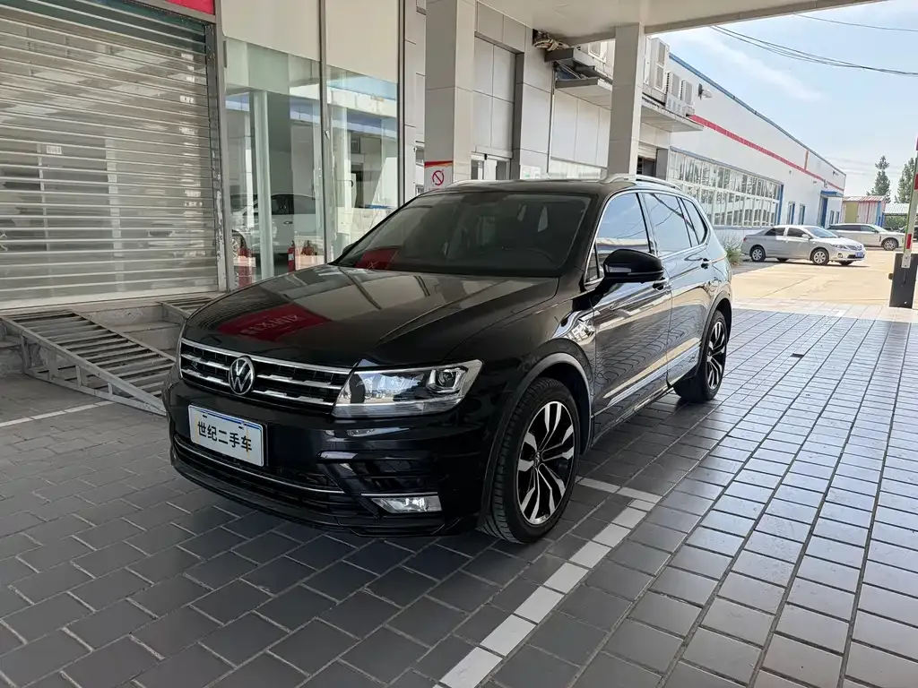 Volkswagen Tiguan L — фото 1