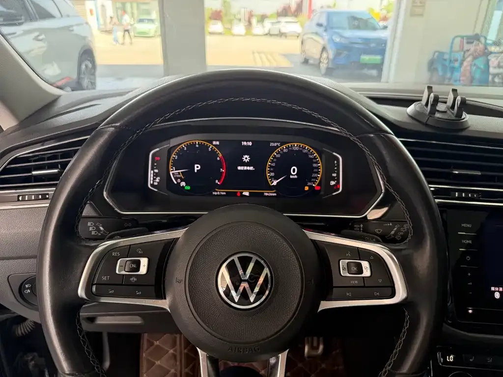 Volkswagen Tiguan L — фото 9
