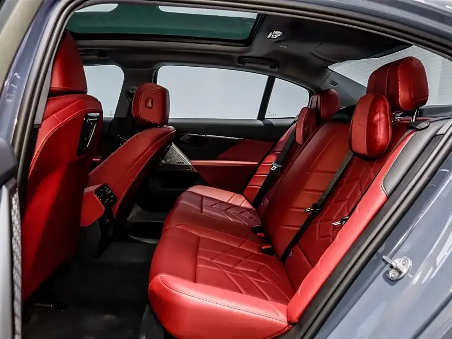 BMW 5 Series 2025 из CN, фото 7