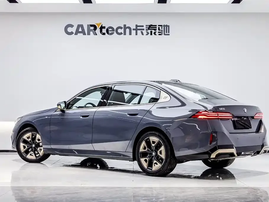 BMW 5 Series 2025 из CN, фото 10