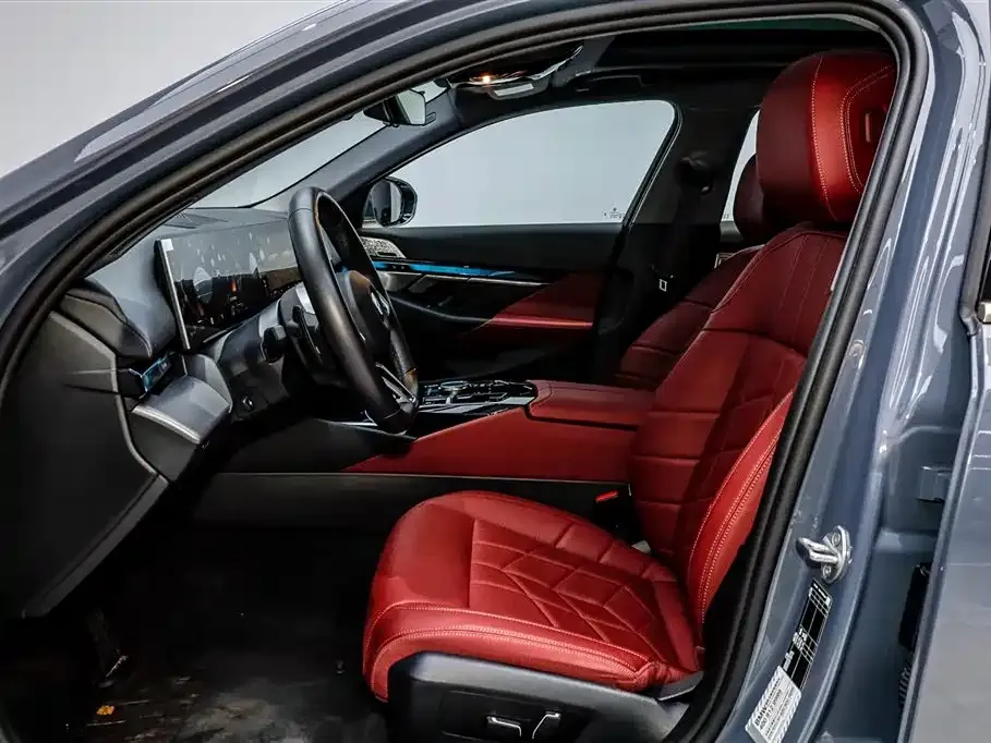 BMW 5 Series 2025 из CN, фото 8
