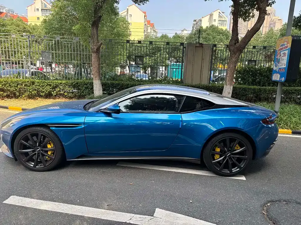 Aston Martin DB11 2021 из CN, фото 5