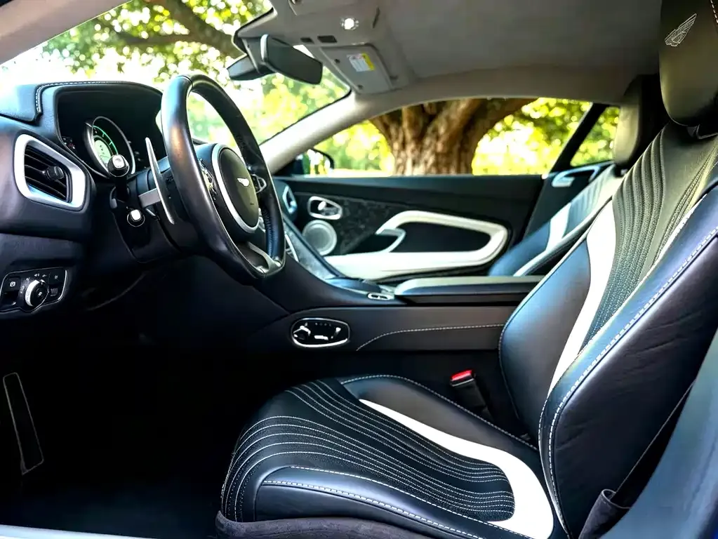 Aston Martin DB11 2021 из CN, фото 3