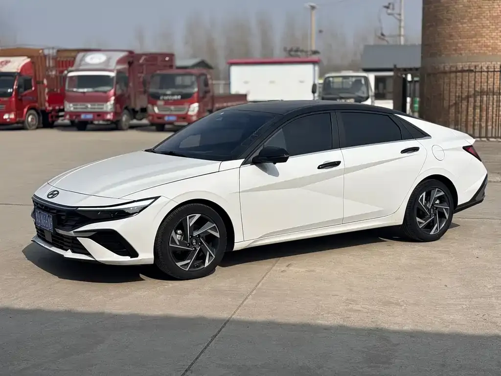 Hyundai Elantra — фото 1