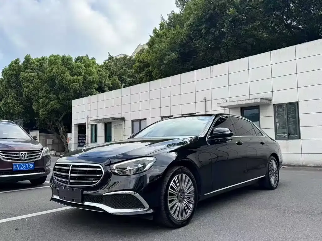 Mercedes-Benz E-Class — фото 1