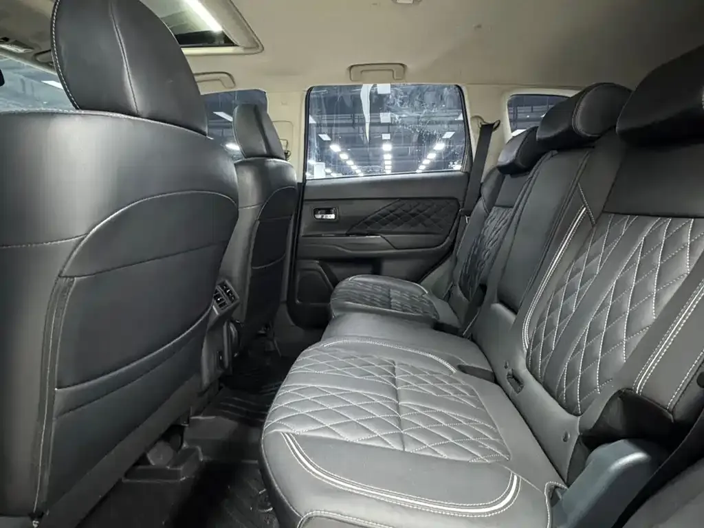 Mitsubishi Outlander — фото 10