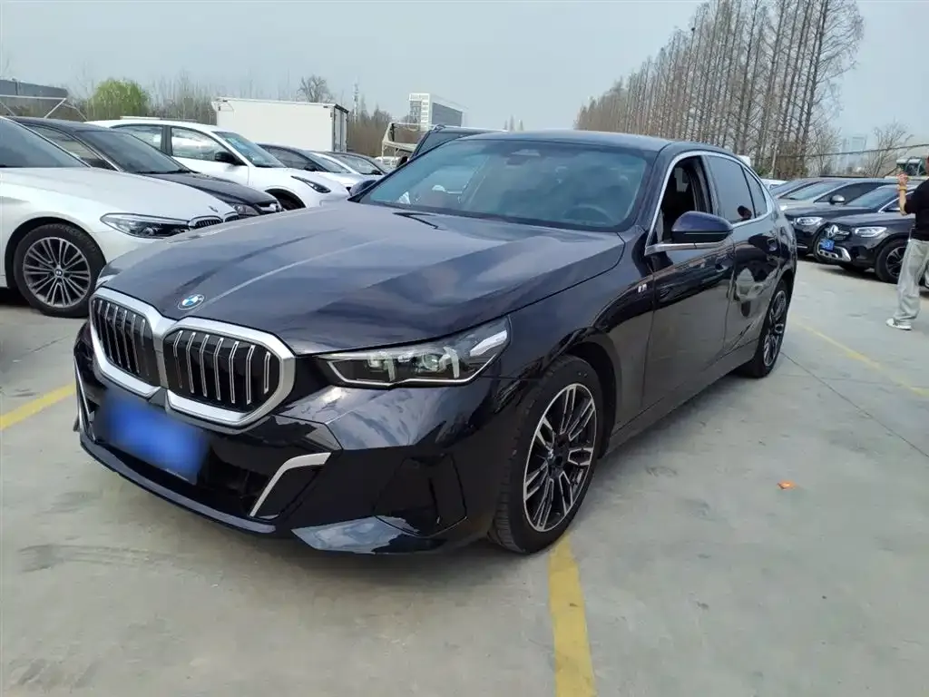 BMW 5 Series — фото 1