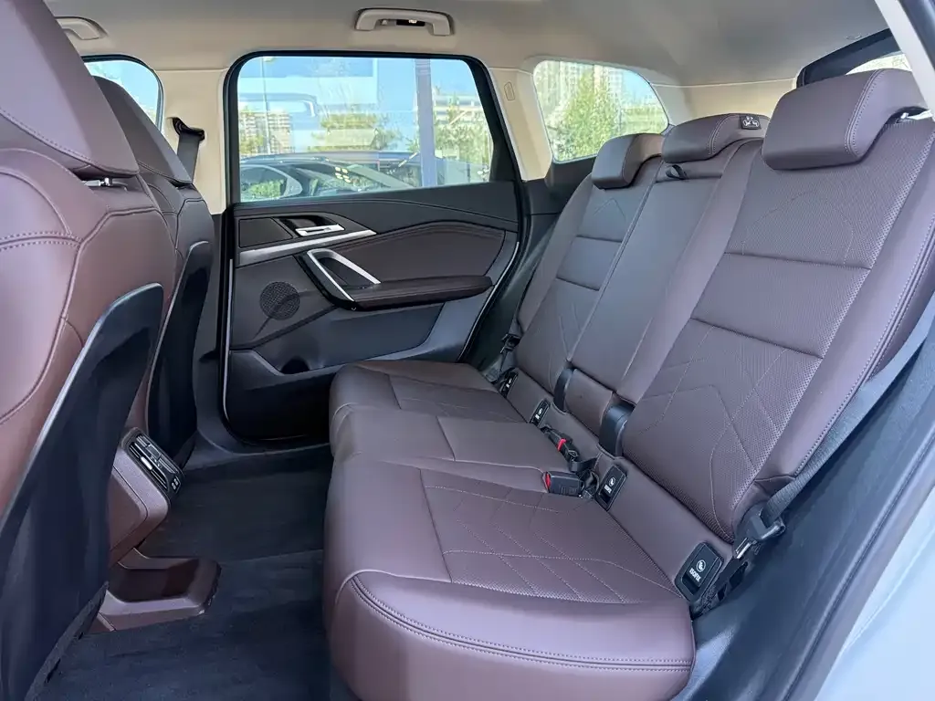 BMW iX1 2025 из CN, фото 7