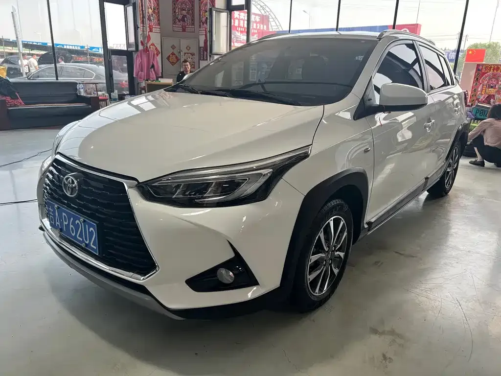 Toyota Yaris L — фото 1