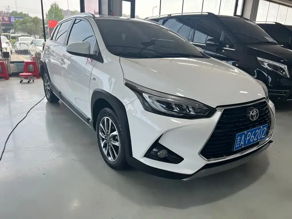 Toyota Yaris L — фото 2