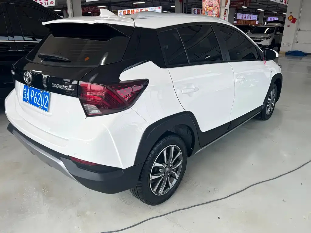 Toyota Yaris L — фото 4
