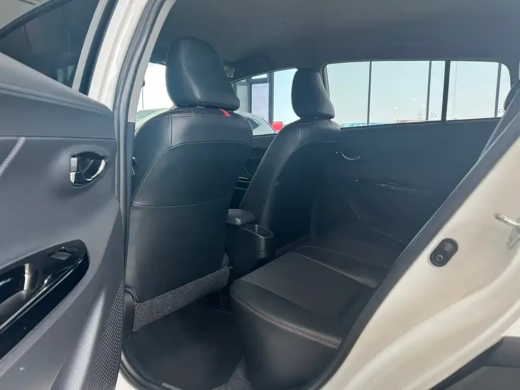 Toyota Yaris L — фото 3