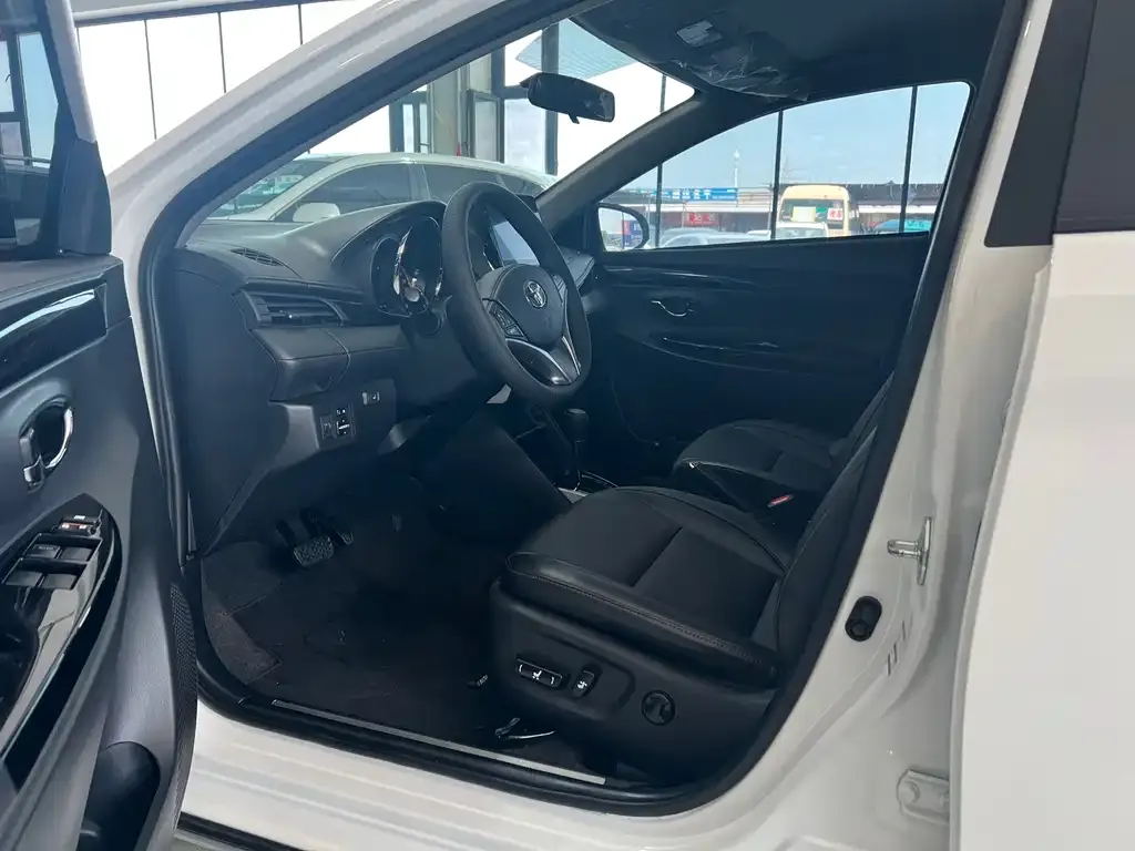 Toyota Yaris L — фото 6