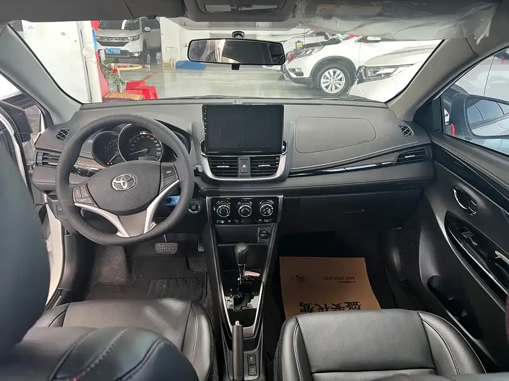 Toyota Yaris L — фото 10