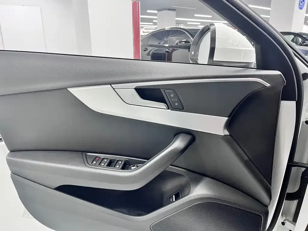 Audi A4L 2023 из CN, фото 4