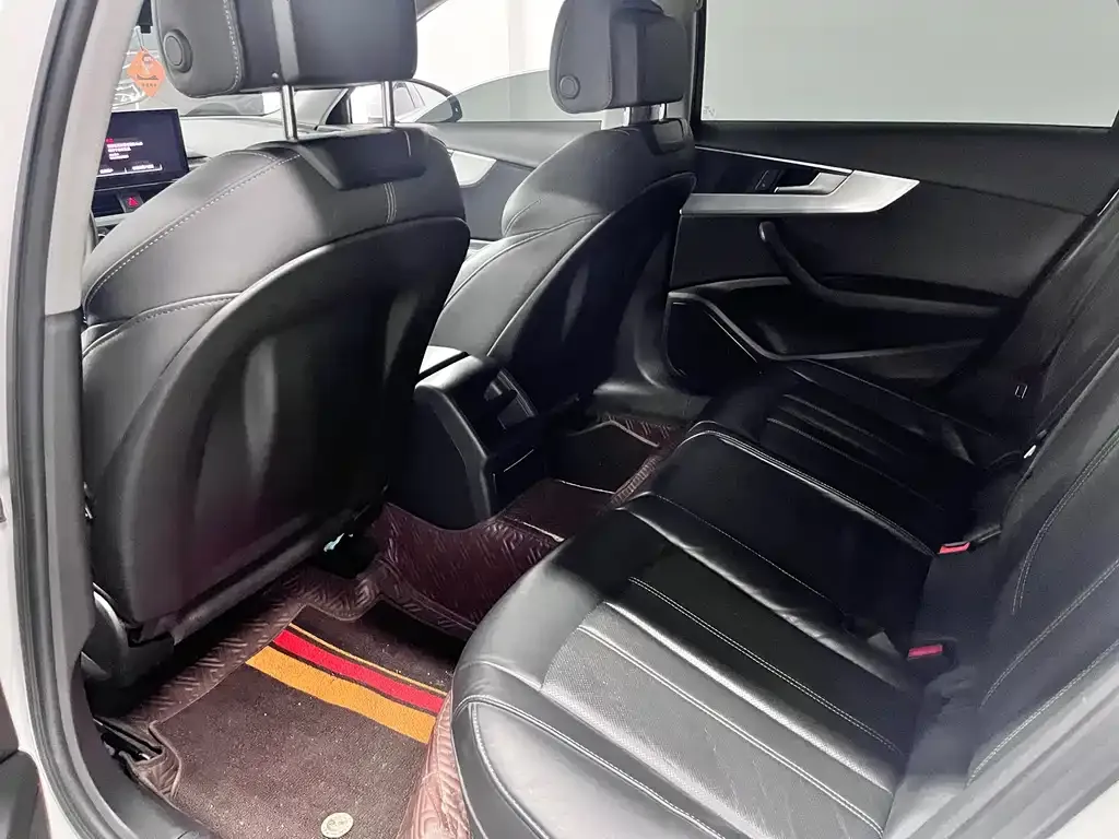 Audi A4L 2023 из CN, фото 2