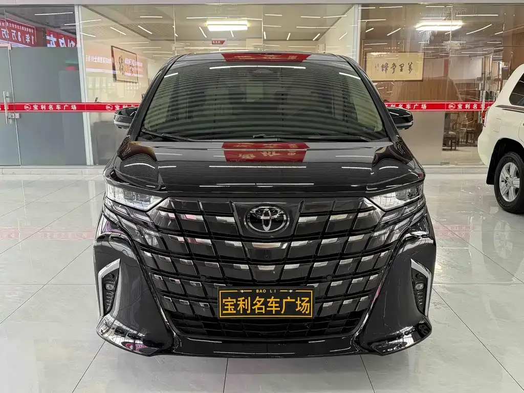 Toyota Alphard — фото 1