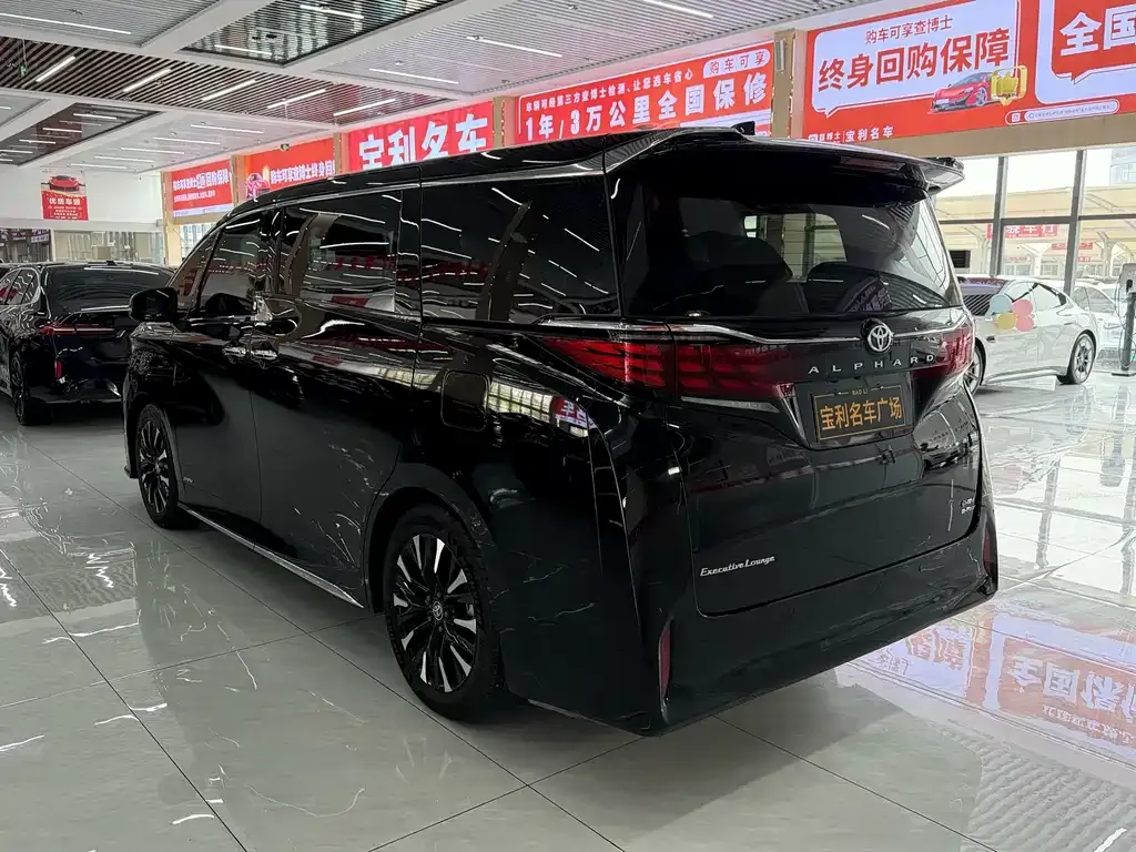 Toyota Alphard — фото 10