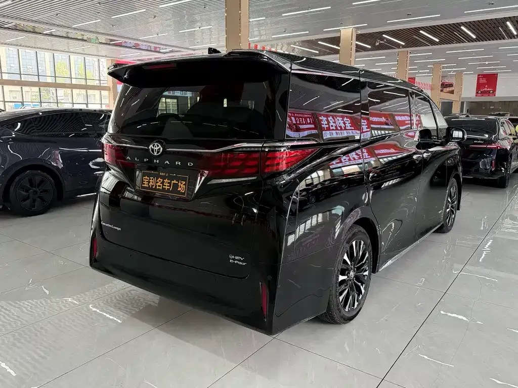 Toyota Alphard — фото 8
