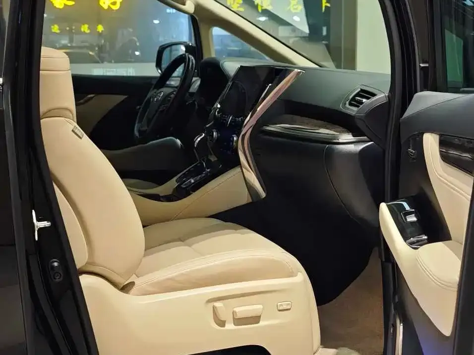 Toyota Alphard — фото 9