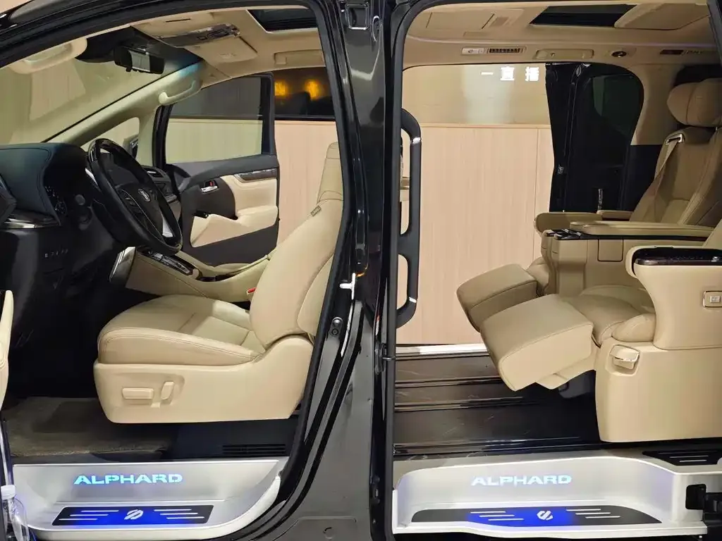 Toyota Alphard — фото 2