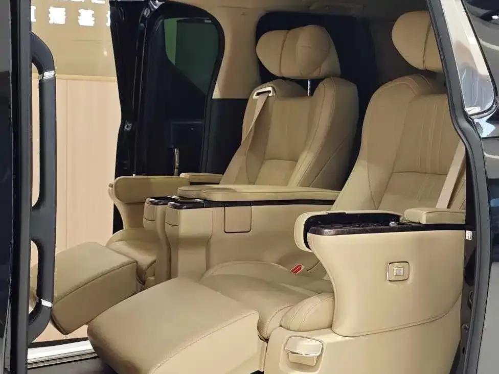 Toyota Alphard — фото 3