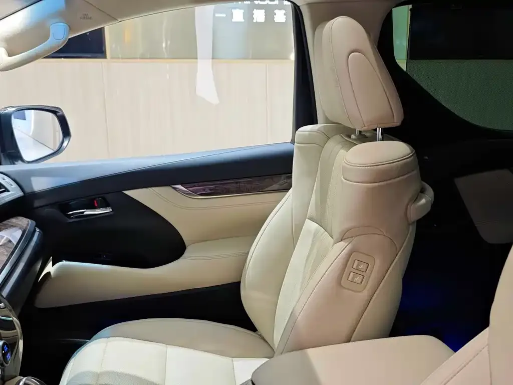 Toyota Alphard — фото 7