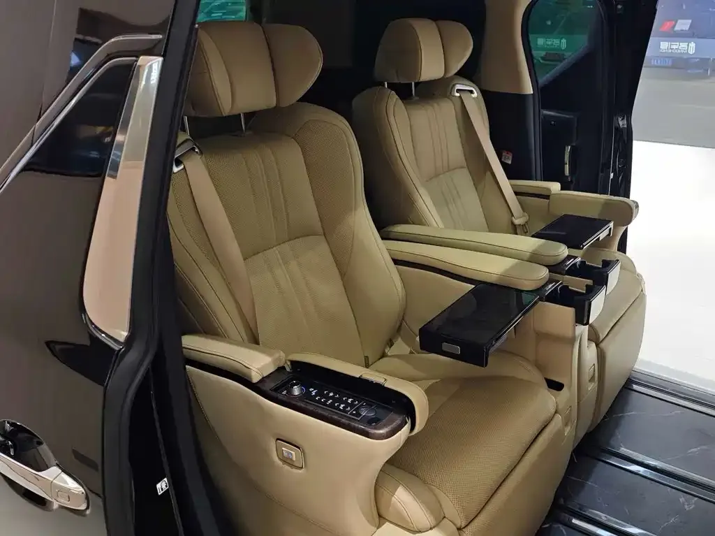 Toyota Alphard — фото 4