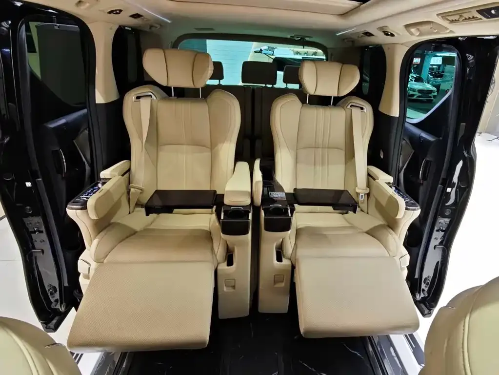 Toyota Alphard — фото 10