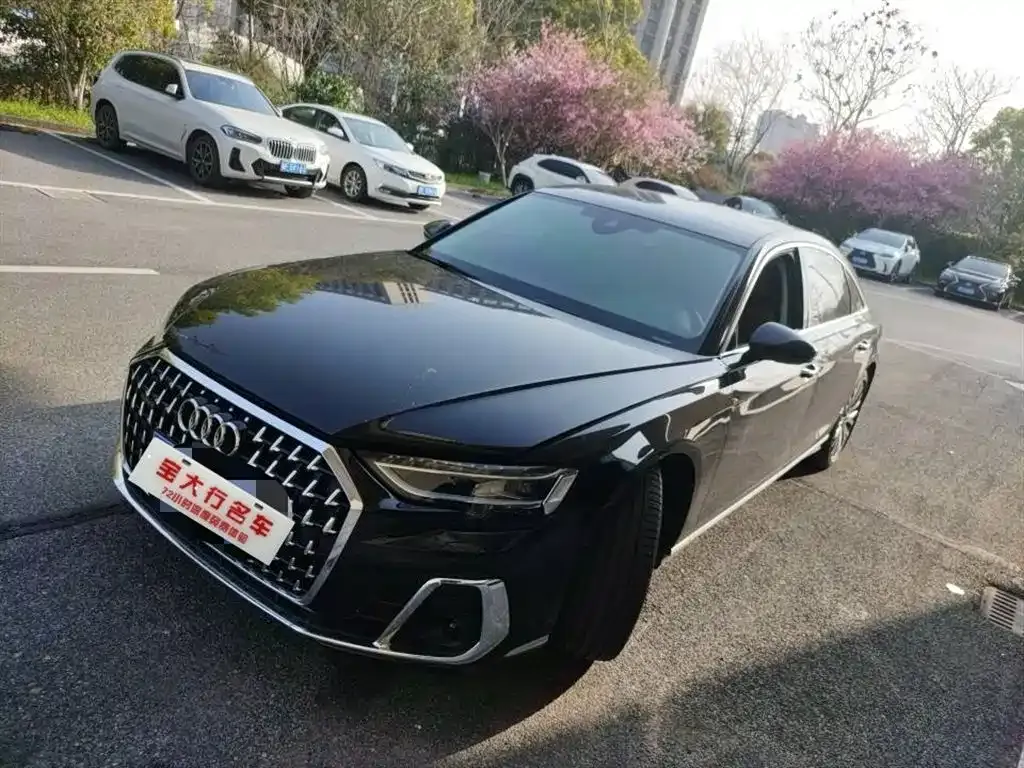 Audi A8 — фото 1