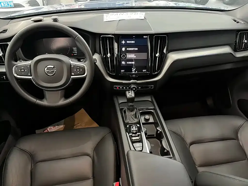 Volvo XC60 — фото 10