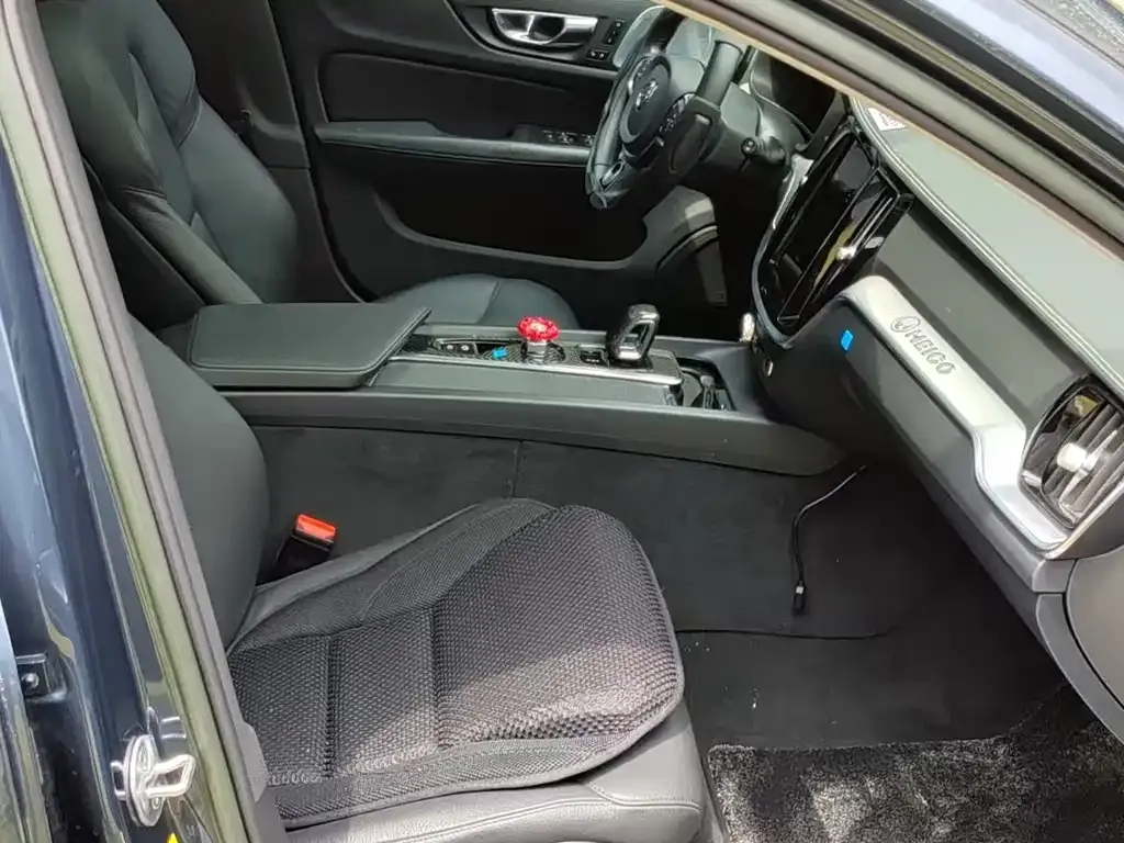 Volvo V60 2022 из CN, фото 6