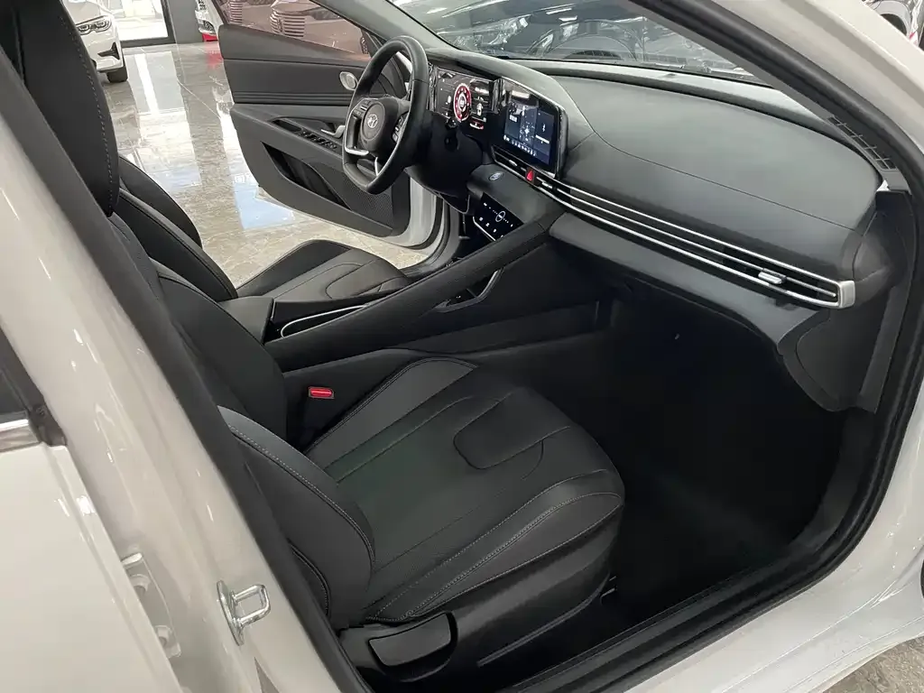 Hyundai Elantra — фото 3