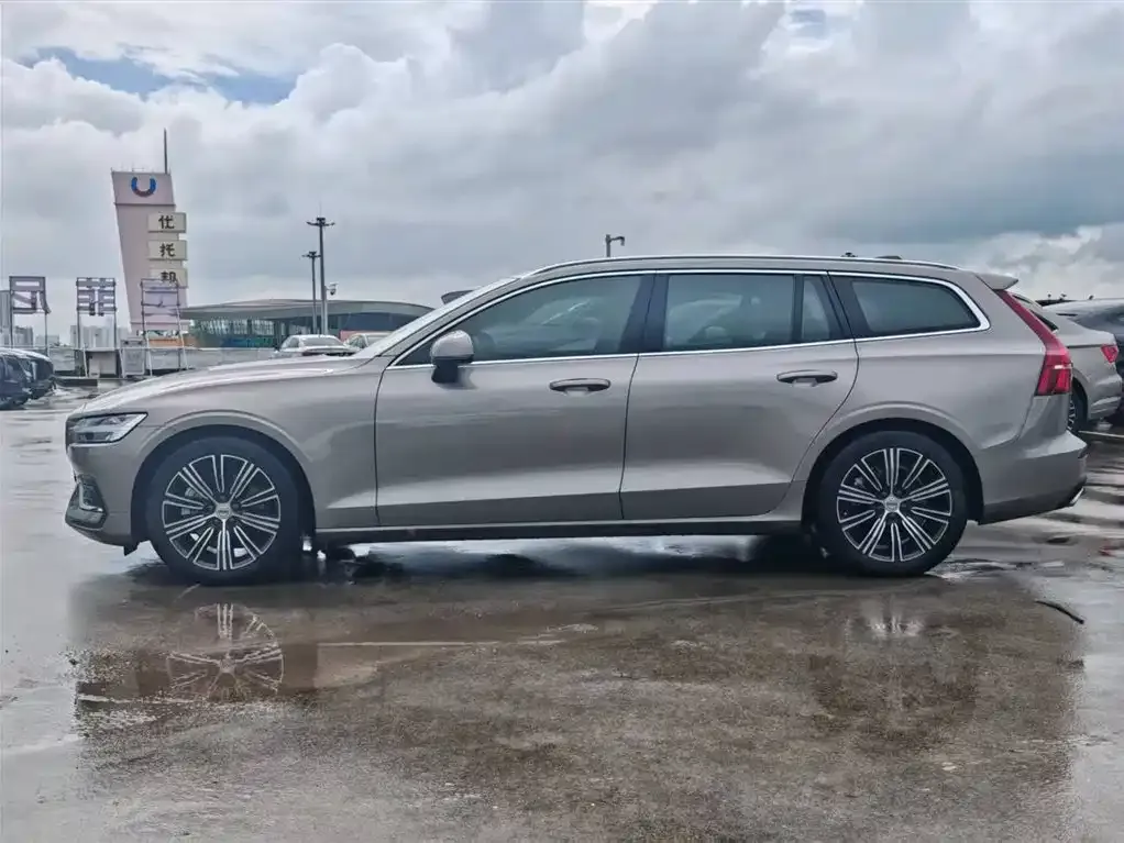 Volvo V60 2021 из CN, фото 4