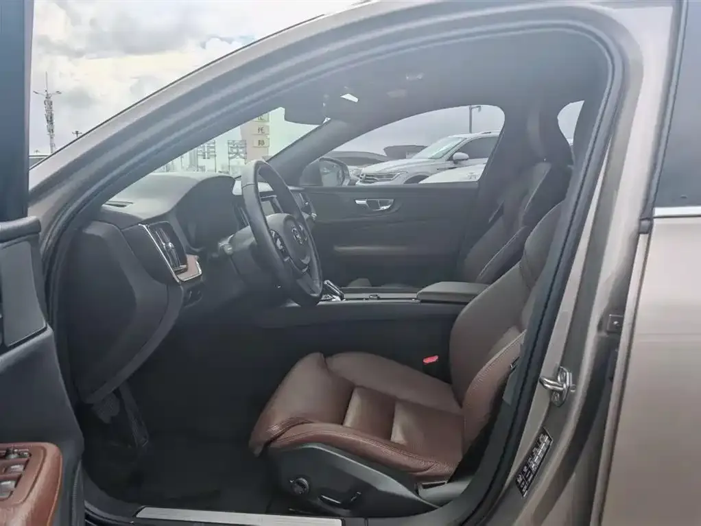 Volvo V60 2021 из CN, фото 2
