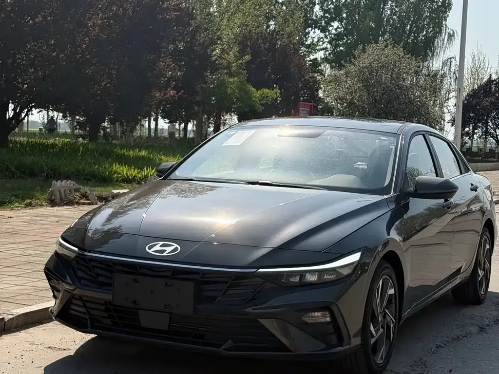 Hyundai Elantra — фото 1
