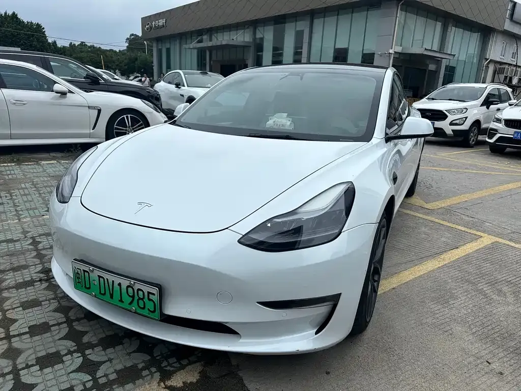Tesla Model 3 — фото 1